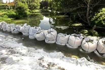 Trabajos de construcción de un dique para retener el vertido que baja por el río Umia tras el incendio registrado el pasado viernes en la nave de productos químicos de Brenntag.