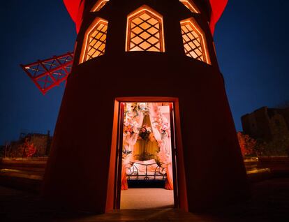 Exterior del mítico molino de viento de la sala de fiestas Moulin Rouge, con la habitación inspirada por los camerinos del cabaret durante la 'belle époque'.