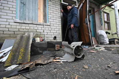 Un residente local mira un fragmento de misil después de un bombardeo ruso en Vovchans'k, este jueves.