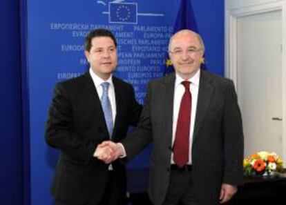 Fotografía facilitada por el Parlamento Europeo del secretario general del PSOE de Castilla-La Mancha y alcalde de Toledo, Emiliano García-Page (i), y el comisario europeo de Competencia, Joaquín Almunia, durante la reunión que han mantenido hoy en Estrasburgo.