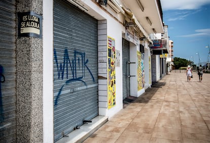 Comercios cerrados en el paseo marítimo de Malgrat de Mar, en julio de 2020.