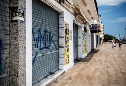 Comercios cerrados en el paseo marítimo de Malgrat de Mar, en julio de 2020.