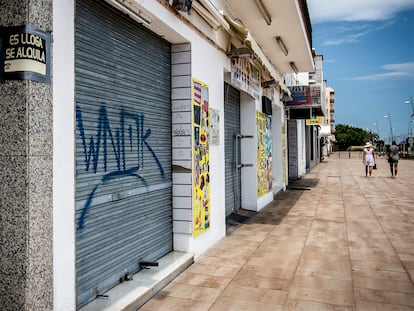 Comercios cerrados en el paseo marítimo de Malgrat de Mar, en julio de 2020.