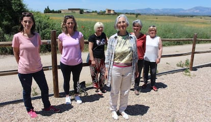 Herminia (en primer plano), futura alcaldesa de Angüés, con sus compañeras con la sierra de Guara de fondo.