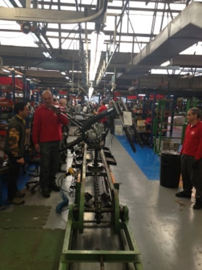 Trabajadores de la factoría de Martorelles trabajan en el ensamblaje de la última moto fabricada en la planta