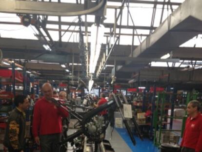 Trabajadores de la factoría de Martorelles trabajan en el ensamblaje de la última moto fabricada en la planta