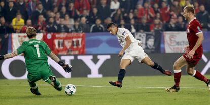 El delantero francés del Sevilla, Wissam Ben Yedder, dispara a puerta ante el portero Loris Karius del Liverpool.