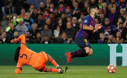 Denayer y Luis Suárez, en la jugada que terminó en penalti para el Barça.