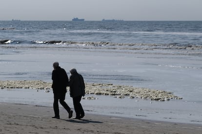 Una pareja en la playa de Katwijk (Países Bajos) en abril de 2020.