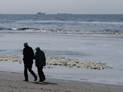 Una pareja en la playa de Katwijk (Países Bajos) en abril de 2020.