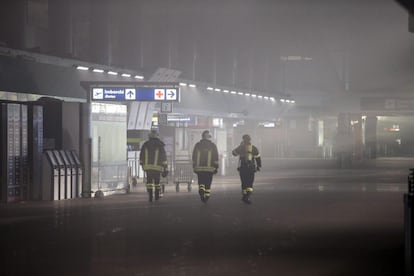 Según fuentes del Ente de Aviación Civil (ENAC), el incendio, en el que no se han producido heridos, se declaró en la terminal T3. En la imagen, varios bomberos trabajan en la extinción de un incendio.