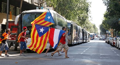 Aunque la escena la dominan las banderas de barras rojas y amarillas, alguna de Holanda también se ha metido en la manifestación.