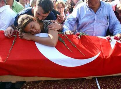 Familiares de una de las víctimas del atentado del domingo, durante su funeral en una mezquita de Estambul.