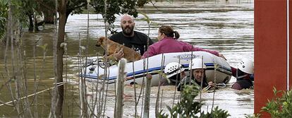 El Grupo de Rescate y Emergencias de Andalucía rescata a dos personas y un perro de la zona de Santa Amalia (Málaga).