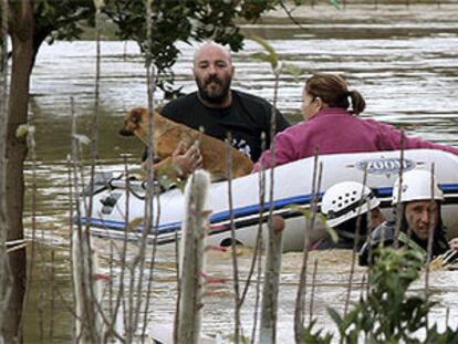 El Grupo de Rescate y Emergencias de Andalucía rescata a dos personas y un perro de la zona de Santa Amalia (Málaga).