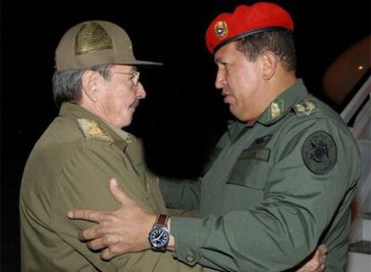 El presidente cubano y el venezolano se saludan el viernes por la noche.