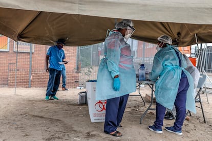 Un hombre espera para hacerse la prueba de la covid en el puesto de Beitbridge, cerca de la frontera de Sudáfrica con Zimbabue.