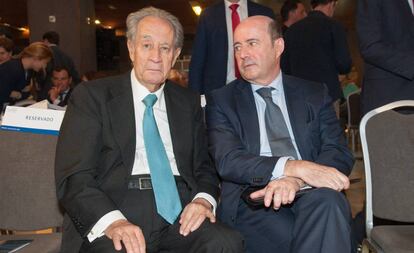 Juan Miguel Villar Mir, primer accionista de OHL, junto a José Antonio Fernandez Gallar, consejero delegado del grupo.