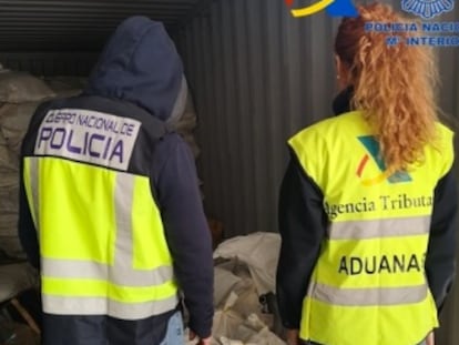 Dos agentes delante de unos fardos con cocaína en Torrent (Valencia).