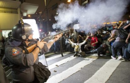 Un policía dispersa a manifestantes en Sao Paulo.