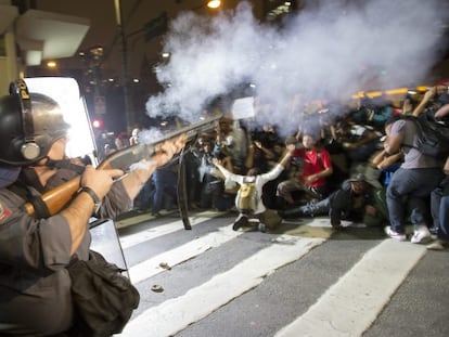 Un policía dispersa a manifestantes en Sao Paulo.