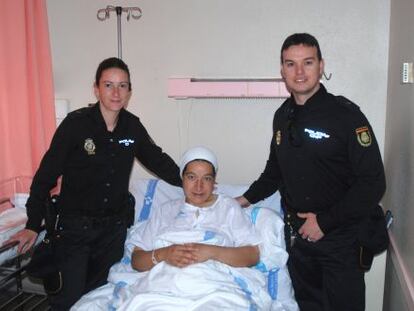 Los agentes Salvador Guerrero y Mari Carmen Castro, junto a la mujer a la que ayudaron a dar a luz.