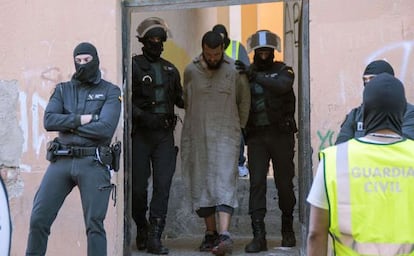 Uno de los supuestos islamistas detenidos en mayo pasado en el aeropuerto de Melilla. / Blasco de Avellaneda (Reuters)