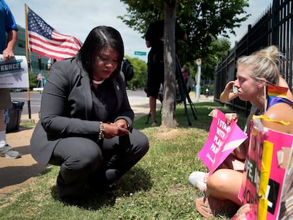 La congresista demócrata Cori Bush habla con una activista ante una clínica abortista de San Luis, Misuri, este viernes.