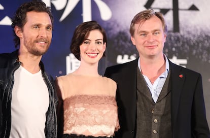 La actriz Anne Hathaway, el actor Matthew McConaughey (izq.) y el director Christopher Nolan asisten al estreno asiático de 'Interstellar' el 10 de noviembre de 2014 en Shanghai, China.