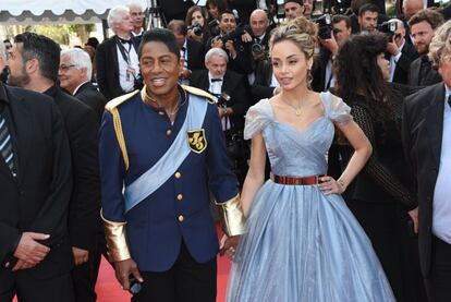 No sabemos qué es peor: si ver al hermano de Michael Jackson -Jermaine Jackson- con ese traje de algo parecido a inspiración militar o a su novia -Maday Velazquez- con un vestido igualito al de la Cenicienta de Disney.