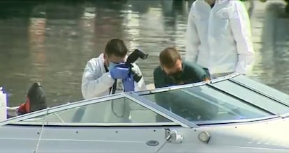 Agentes de la Guardia Civil inspeccionan el barco de Tomás Gimeno.