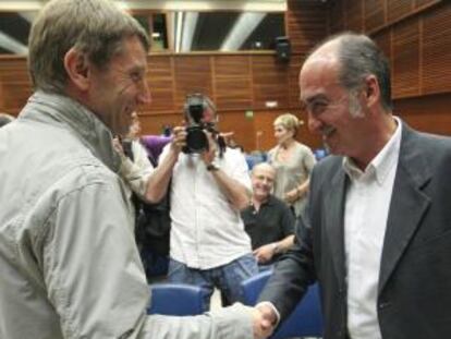 Garitano saluda al Rufi Etxeberria antes del acto en el Kursaal.