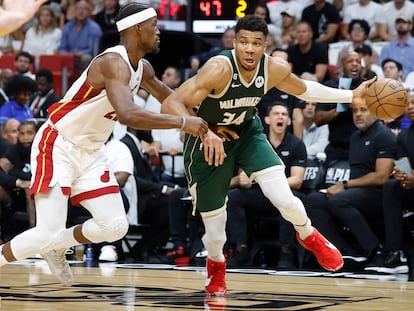 Jimmy Butler, a la izquierda, de los Miami Heat disputa el balón con Giannis Antetokounmpo de los Milwaukee Bucks, este lunes.