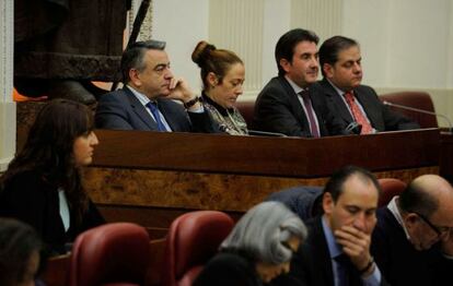 De Andrés (con corbata azul) sigue el pleno de las Juntas que ha aprobado los presupuestos de Álava.