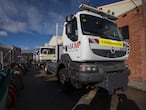 Camiones quitanieves de la Comunidad de Madrid en la base de las brigadas de conservación de carreteras de Chapinería, un municipio en el oeste de la región.