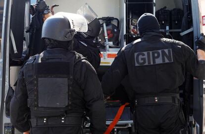 Agentes especiales durante la operaci&oacute;n en Cannes este s&aacute;bado. 