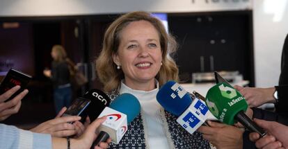 La ministra de Economía Nadia Calviño atiende a los medios en el II Digital Future Society Summit en Barcelona (Cataluña).