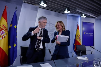 El ministro del Interior, Fernando Grande-Marlaska, y la ministra de Educación y portavoz, Pilar Alegría, durante la rueda de prensa posterior al Consejo de Ministros, este martes en La Moncloa.