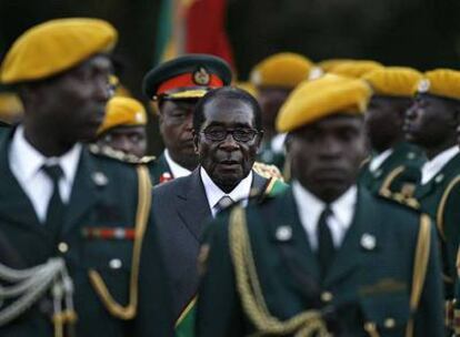 Mugabe, en el centro, durante la ceremonia de investidura como presidente ayer en Harare.