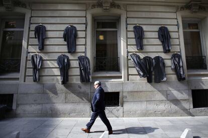 Togas colgadas en la fachada del Colegio de Abogados, en la calle de Serrano en Madrid.