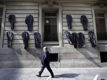 Togas colgadas en la fachada del Colegio de Abogados, en la calle de Serrano en Madrid.