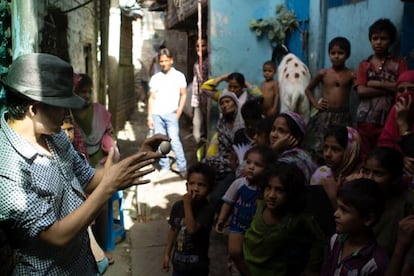 Un mago actúa para los niños en el barrio de Kathputli.