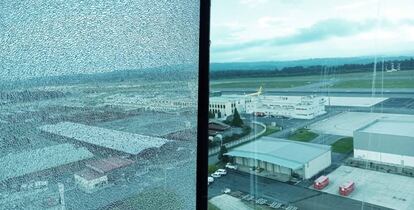 Uno de los cristales de la torre de control del aeropuerto de Santiago.