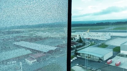 Uno de los cristales de la torre de control del aeropuerto de Santiago.