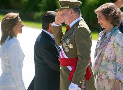 La ministra Chacón saluda al Rey Juan Carlos durante la celebración del Día de las Fuerzas Armadas.
