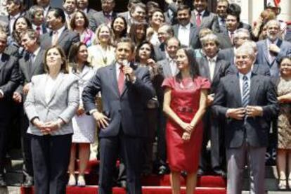 Imafen de archivo del presidente de Perú, Ollanta Humala, acompañado de la primera dama, Nadine Heredia (2-d). EFE/Archivo