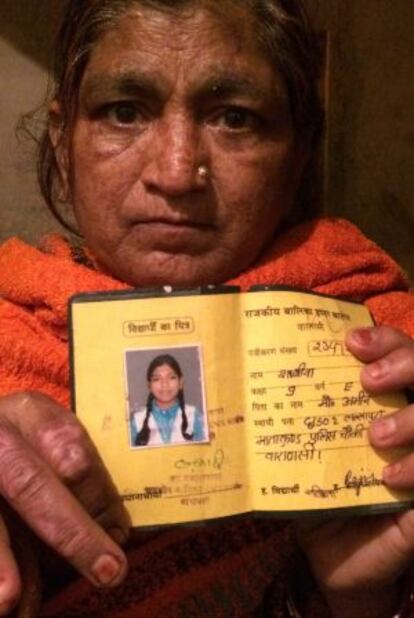 Kurasan Bibi madre de una joven que murió tras ser rociada con queroseno en Varanasi.