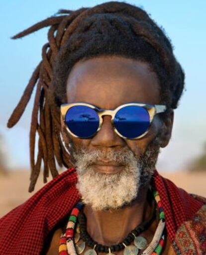 Jonas Ohentse, artista de Wallmaranstaad, 52 anos, com uns óculos de sol da coleção Wild Love in Africa.