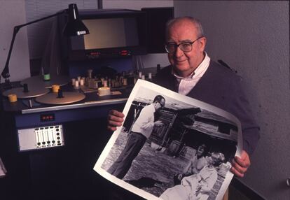 José Luis Borau posando, en 1989, con la foto del rodaje de una de sus primeras películas, 'Brandy, el sheriff de Losatumba'.
