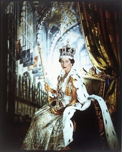 Los retratos oficiales. En los años cincuenta la imagen oficial de la reina recién coronada y envuelta en armiño, todo pompa y solemnidad, fue del fotógrafo Cecil Beaton.